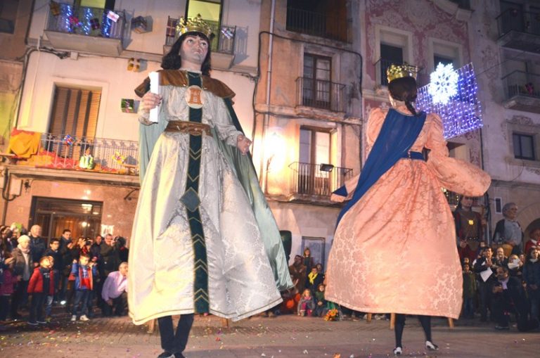 Gran festa de cultura popular per presentar la nova imatge dels gegants Isabel i Ferran