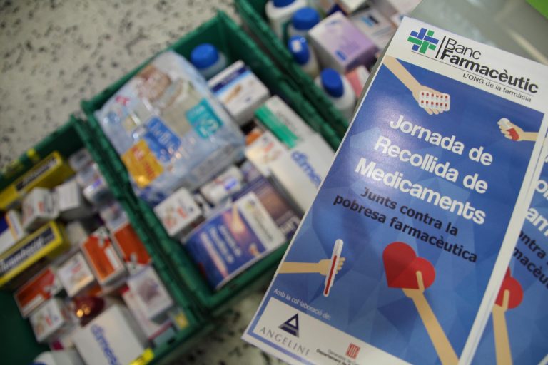 La farmàcia De Dios acapta un centenar de medicaments per al Banc Farmacèutic
