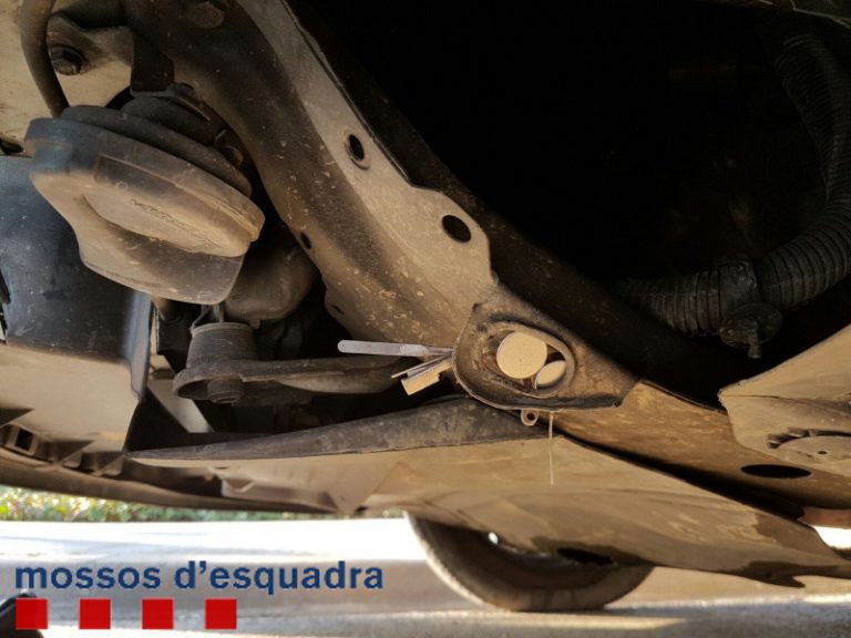 Detinguts tres homes per robar en una casa de Martorell i amagar les eines sota el cotxe amb un imant