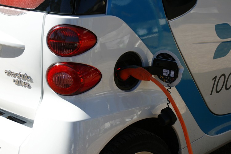 Projecte pilot per instal·lar punts de recàrrega de vehicles elèctrics a l’estació de FGC