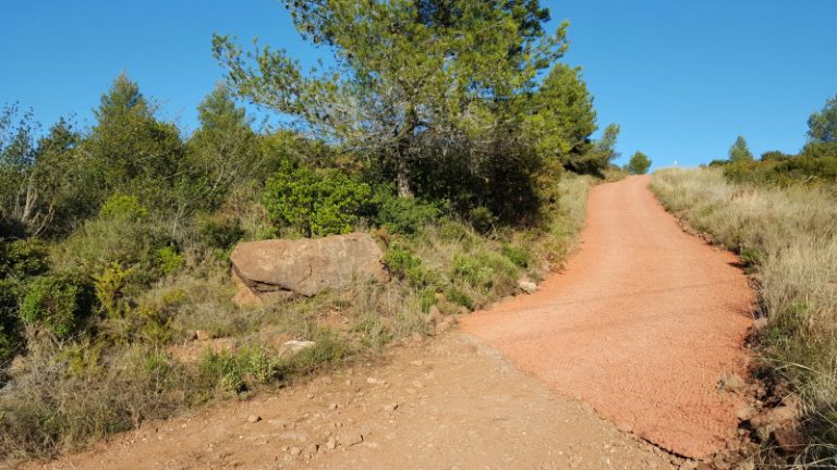 Es fan treballs a la serra de l’Ataix per facilitar el pas dels bombers en cas d’emergència forestal