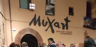 Prop de 500 persones donen la benvinguda a l’Any Nou des de la plaça de les Hores