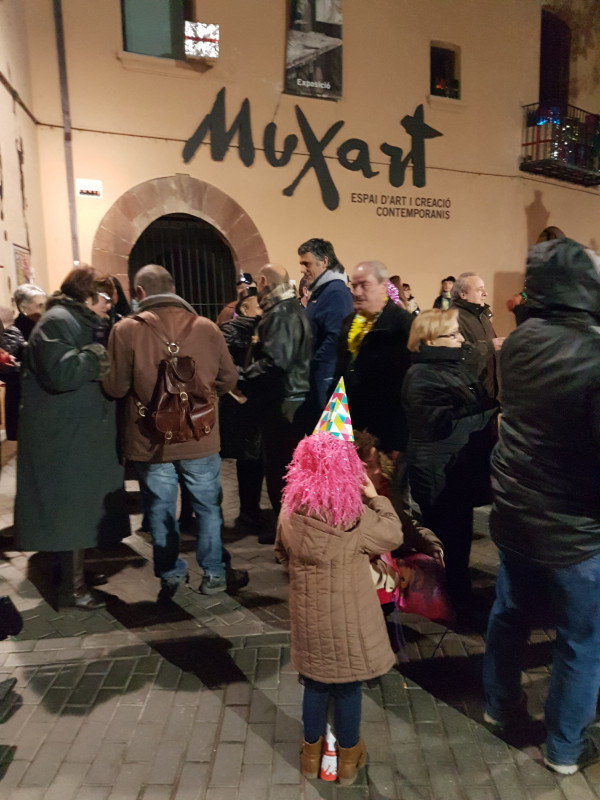 Prop de 500 persones donen la benvinguda a l’Any Nou des de la plaça de les Hores