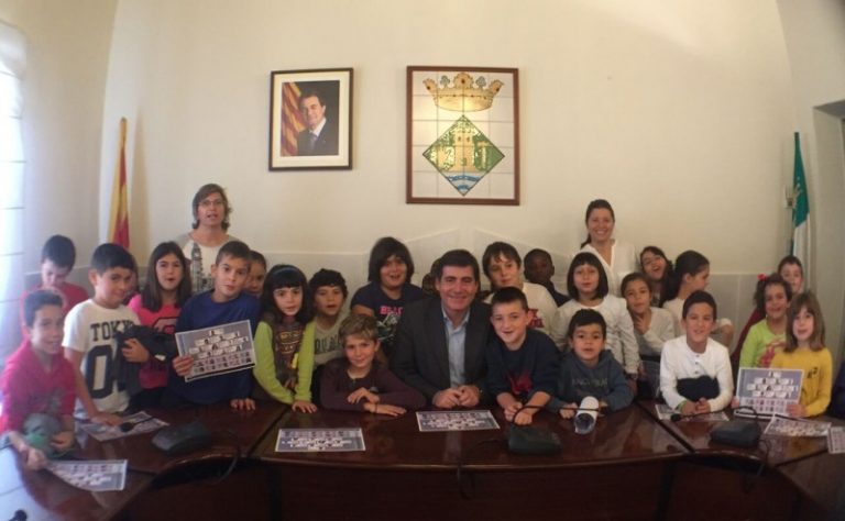 Els alumnes de tercer de Primària coneixen l’Ajuntament on són rebuts per l’alcalde