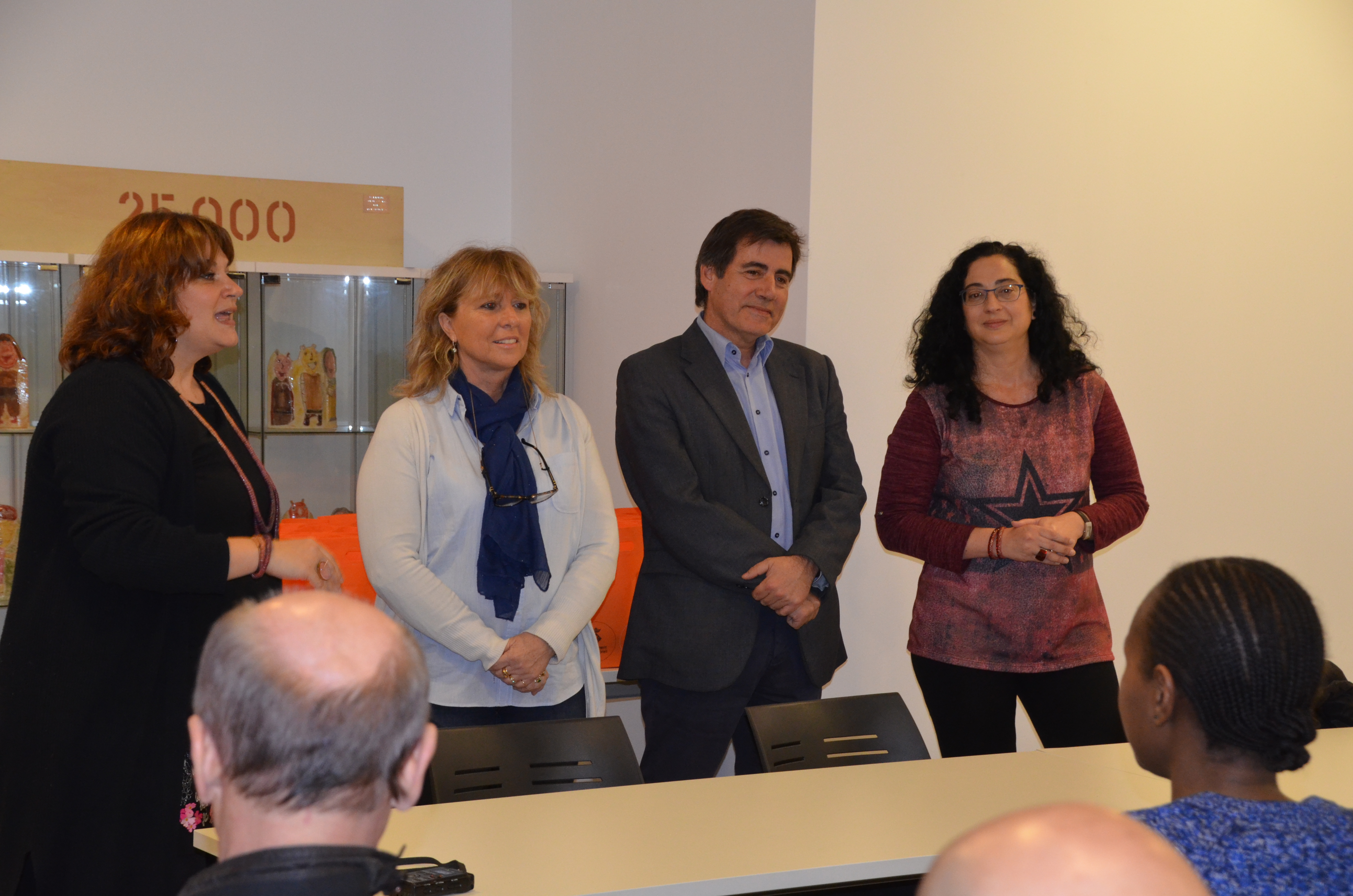 Alumnes i familiars de l'intercanvi assisteixen a la jornada de benvinguda
