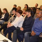Professors de l'Institut Joan Oró i Pompeu Fabra assisteixen a la benvinguda