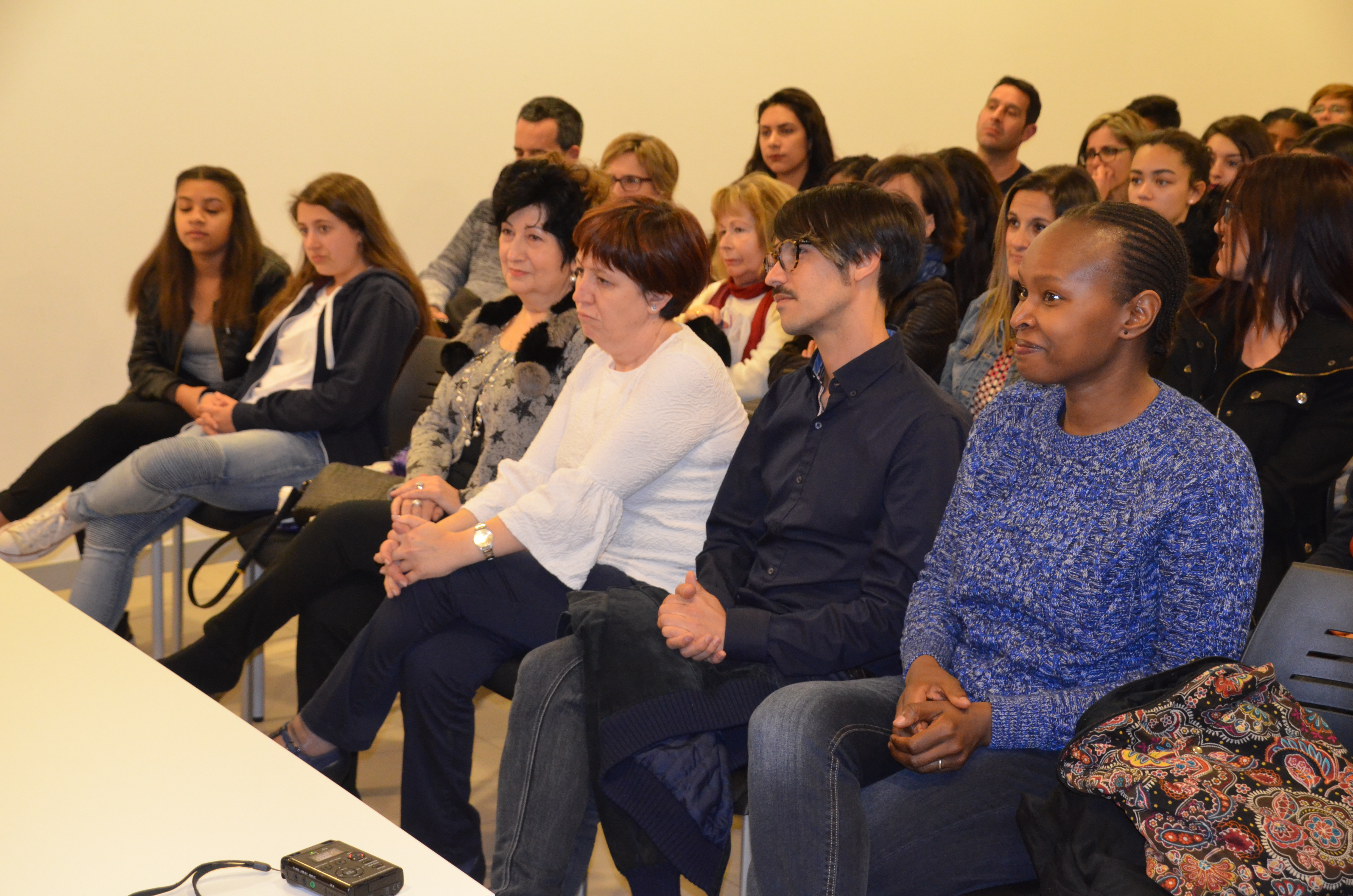 Alumnes i familiars de l'intercanvi assisteixen a la jornada de benvinguda