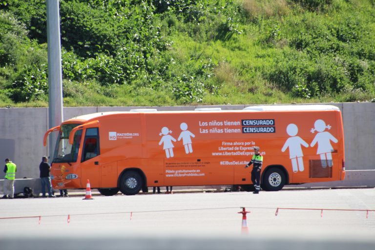 Els Mossos d’Esquadra immobilitzen l’autobús d’Hazte Oír al peatge de Martorell