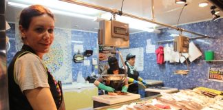 El Mercat Municipal Les Bòbiles obre només en horari de matí Isabel Sánchez, de l'establiment Peixos Moreno, al Mercat Les Bòbiles