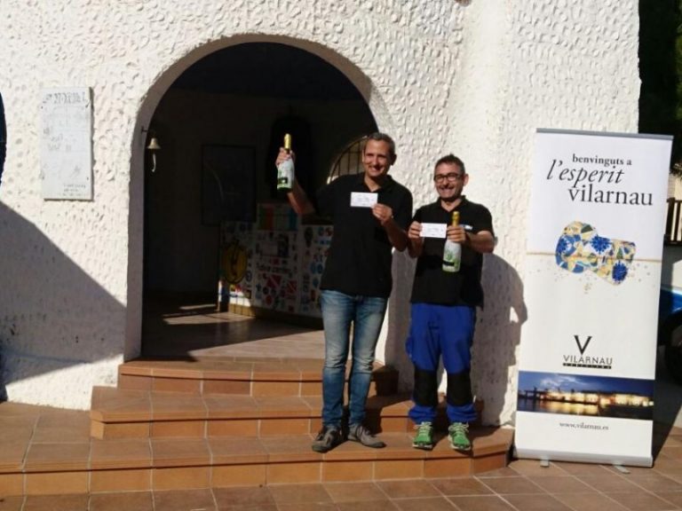 El Club Yahoooh!!! troba el cava perdut al fons del mar i fa neteja a una platja de l’Escala