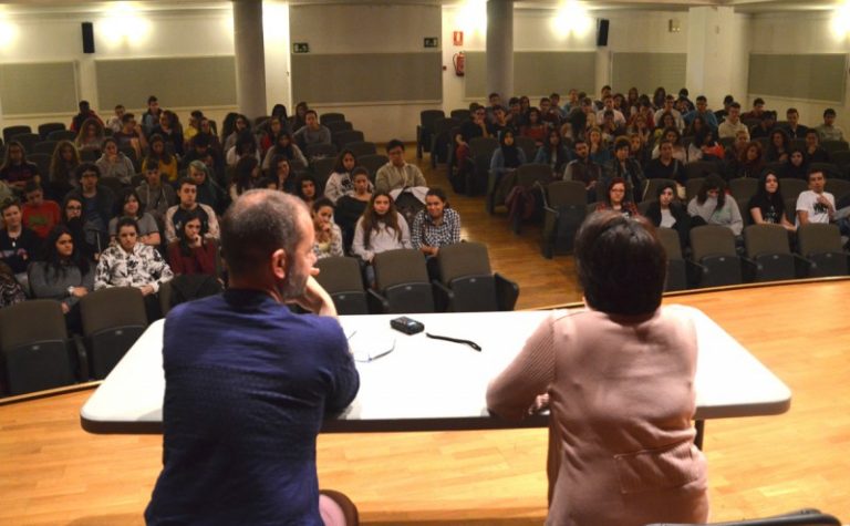 Llavina continua reivindicant Vinyoli, ara també davant d’alumnes de secundària