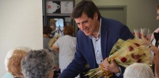 Xavier Fonollosa lliura el còmic del Premi Vila i roses, amb motiu de la diada de Sant Jordi