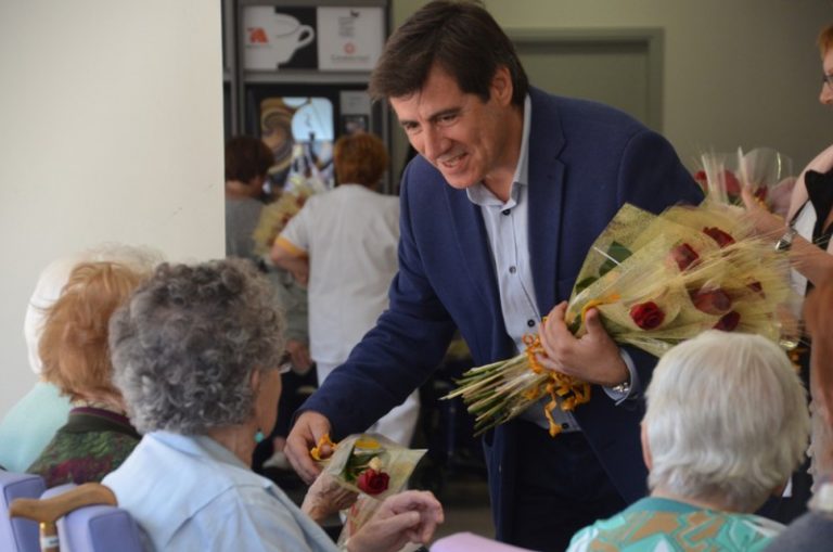 Xavier Fonollosa lliura el còmic del Premi Vila i roses, amb motiu de la diada de Sant Jordi