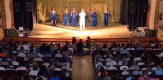 El Festival Benèfic de l’Arc de Sant Martí aplega més de 300 persones a ritme eurovisiu