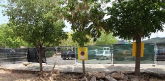 L’Ajuntament arranja una vorera del carrer de Salvador Espriu al barri Illa Santacana