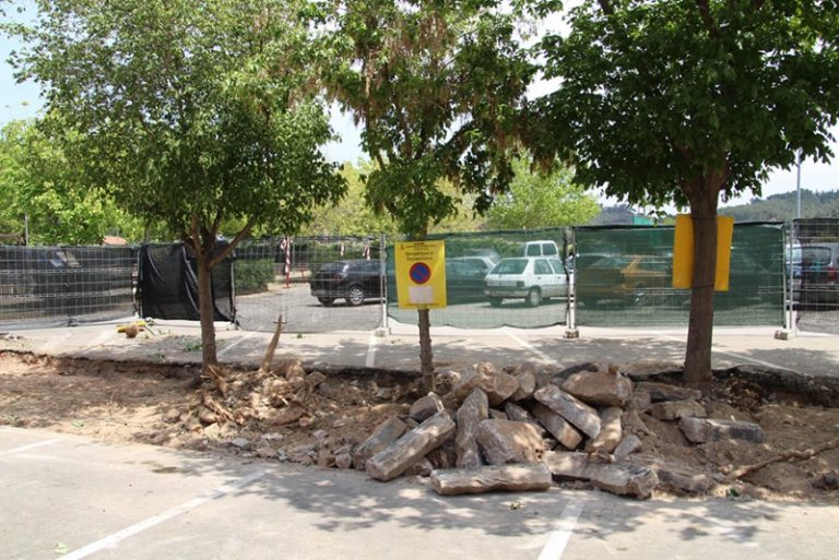 L’Ajuntament arranja una vorera del carrer de Salvador Espriu al barri Illa Santacana