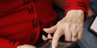 La gent gran s’apunta a les noves tecnologies amb un curs sobre l’ús dels mòbils i tauletes