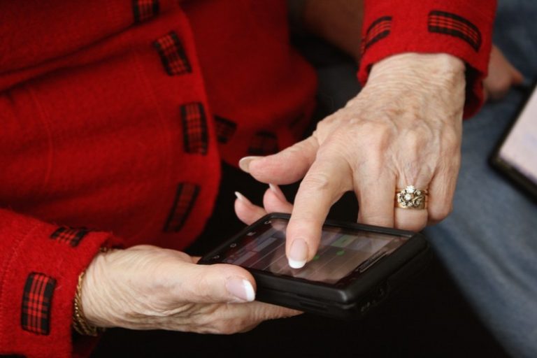 La gent gran s’apunta a les noves tecnologies amb un curs sobre l’ús dels mòbils i tauletes