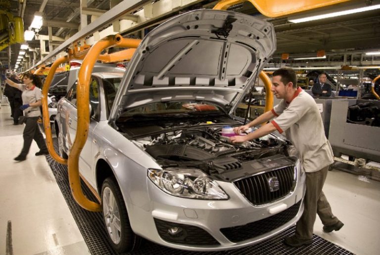 Seat contractarà un centenar de treballadors a partir de gener a la planta de Martorell