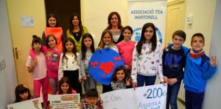 La colla del Carnaval I-cons lliura 200 euros del seu tercer premi a l’entitat Assotea Martorell