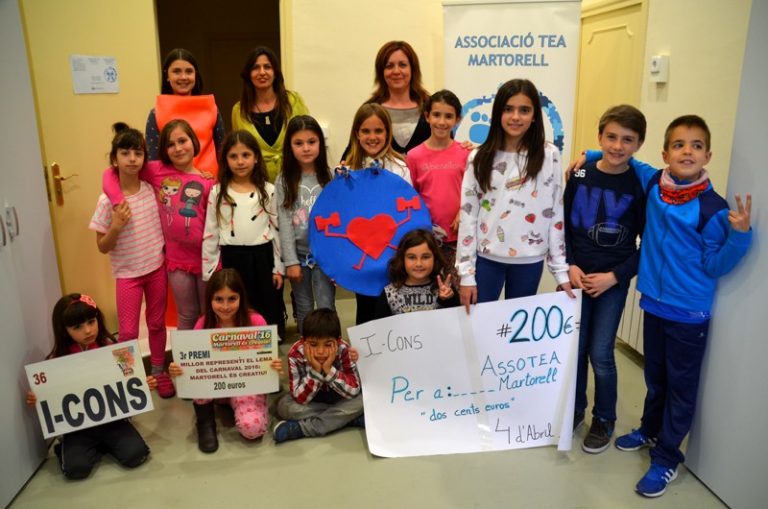 La colla del Carnaval I-cons lliura 200 euros del seu tercer premi a l’entitat Assotea Martorell