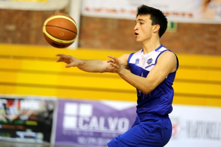 El Club Bàsquet Martorell cau davant L’Hospitalet al pavelló esportiu i mira cap avall