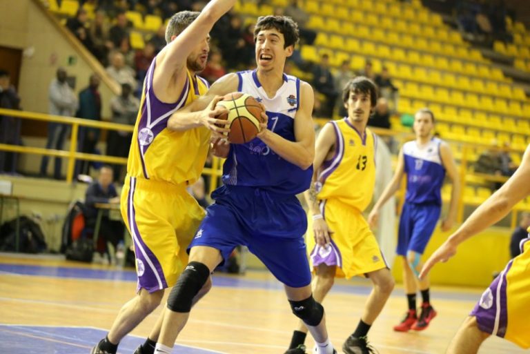 El Club Bàsquet Martorell encaixa una dolorosa derrota sobre la botzina a Igualada