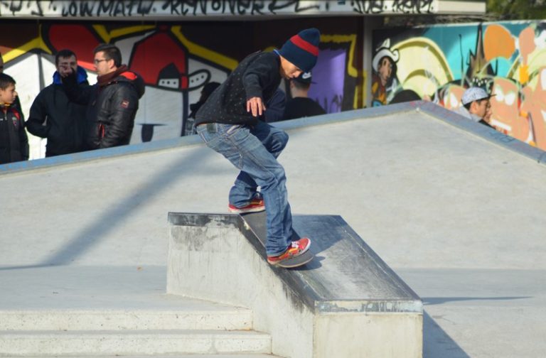 L’associació BLEM mostra una exhibició de patinadors i grafiters a la Skate Plaça