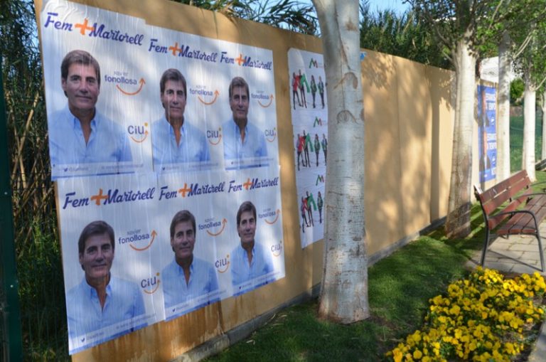 Tret de sortida de la campanya electoral de les municipals amb l’enganxada de cartells