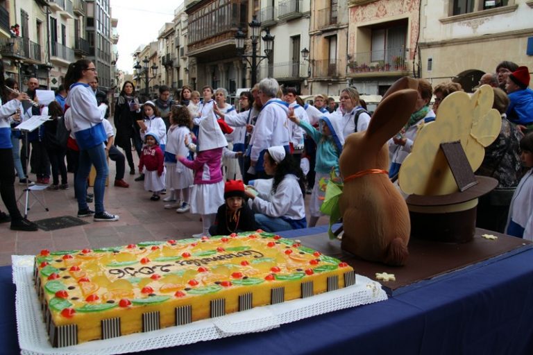 Caramelles de Martorell canta a La Vila i Buenos Aires i lliura una gran mona de Pasqua