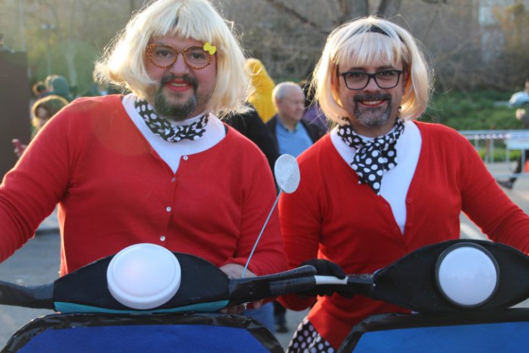 Els motoristes amb Vespa de la colla Pop corn s’alcen amb el primer premi del Carnaval
