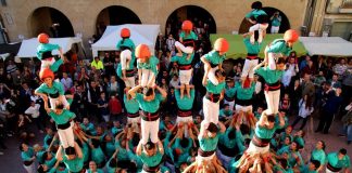 La Vila reivindica tradició i modernitat amb castells, figures festives, foc i mitologia