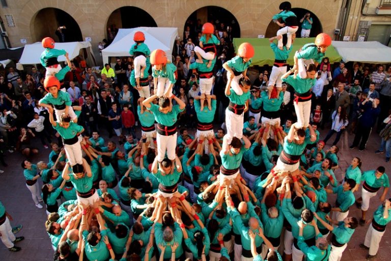 La Vila reivindica tradició i modernitat amb castells, figures festives, foc i mitologia