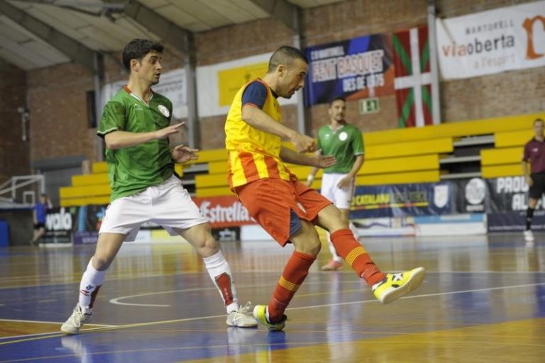 Les seleccions catalanes de futbol sala s’imposen a Euskadi al Pavelló Esportiu Municipal