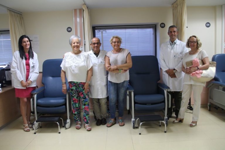 Catalunya contra el Càncer lliura dues butaques per a quimioteràpia a l’Hospital de Martorell