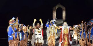 Una gernació s’aplega als carrers per rebre els Reis Mags de l’Orient a la Cavalcada
