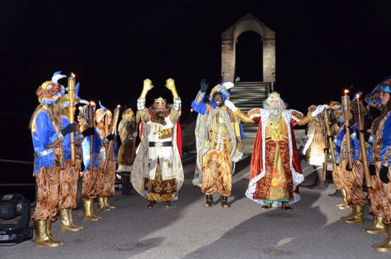 Una gernació s’aplega als carrers per rebre els Reis Mags de l’Orient a la Cavalcada