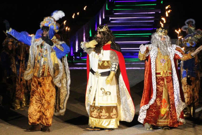 Milers de persones omplen els carrers de Martorell d’emoció per rebre els Reis d’Orient
