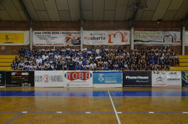 El Club Bàsquet presenta al pavelló els seus 17 equips davant l’afició martorellenca
