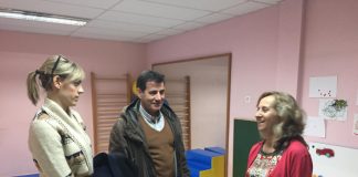 Xavier Fonollosa i Cristina Dalmau entreguen dues tauletes digitals tàctils al CDIAP del municipi