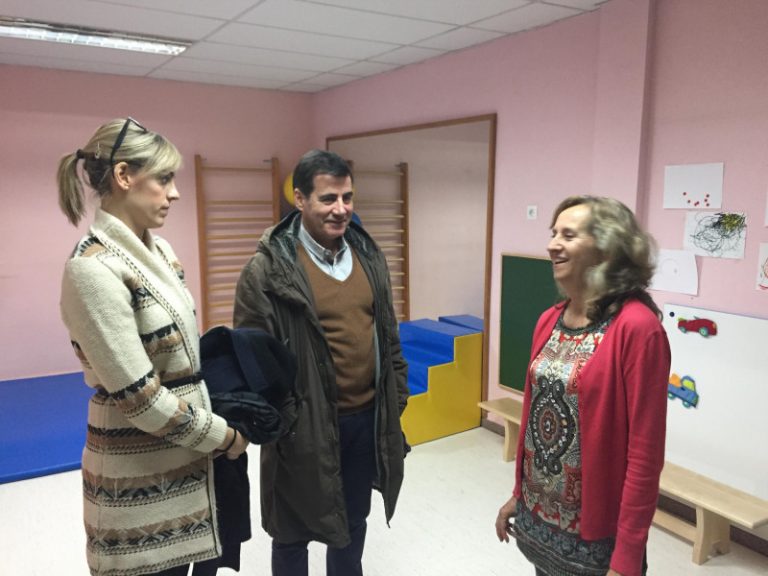 Xavier Fonollosa i Cristina Dalmau entreguen dues tauletes digitals tàctils al CDIAP del municipi