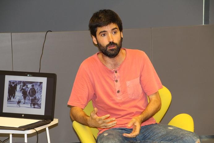 L’escriptor Roc Casagran elogia els clubs de lectura en una trobada a la Biblioteca Martorell