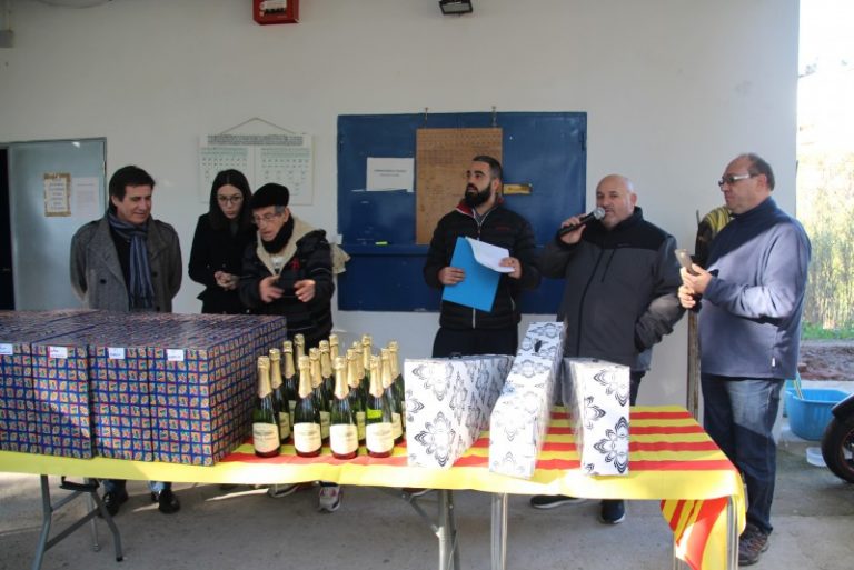 Es lliuren els premis del torneig de melés per a socis del Club Petanca Tres Boles a La Torrassa