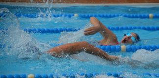 La Gran nedada solidària del CN Martorell recapta un miler d’euros a benefici de la Creu Roja