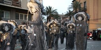 Una rua espectacular de Carnaval omple els carrers amb més de dues mil disfresses