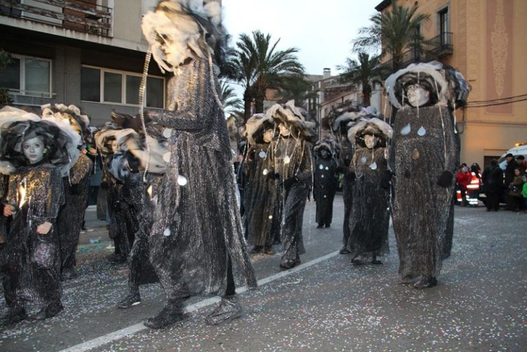 Una rua espectacular de Carnaval omple els carrers amb més de dues mil disfresses