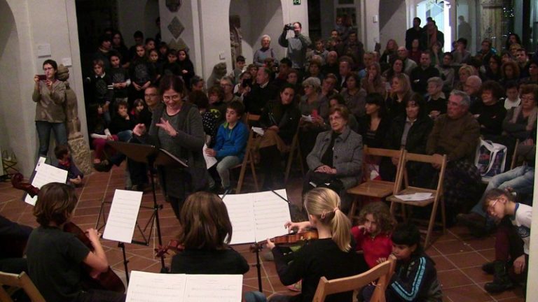 L’Escola Municipal de Música omple el Vicenç Ros en l’arrencada dels concerts de Nadal