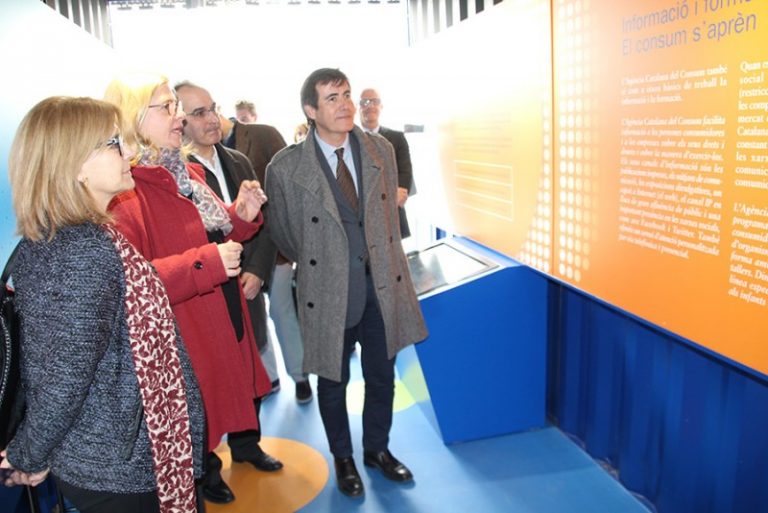 Xavier Fonollosa inaugura l’exposició ‘Consum, punt de trobada’ adreçada als consumidors