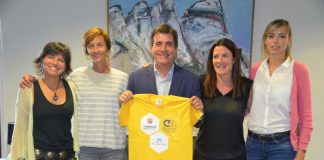 L’Ajuntament signa el conveni per instal·lar un ‘Cruyff Court’ al camp de Les Carolines