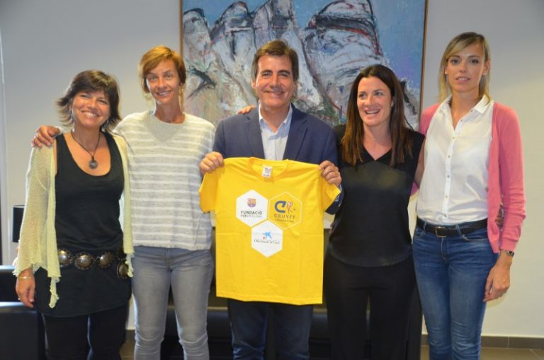 L’Ajuntament signa el conveni per instal·lar un ‘Cruyff Court’ al camp de Les Carolines